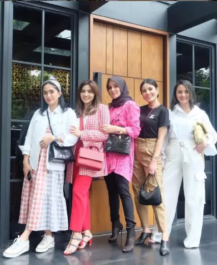 Potret persahabatan Olla Ramlan dan Nindy Ayunda dari berbagai sumber