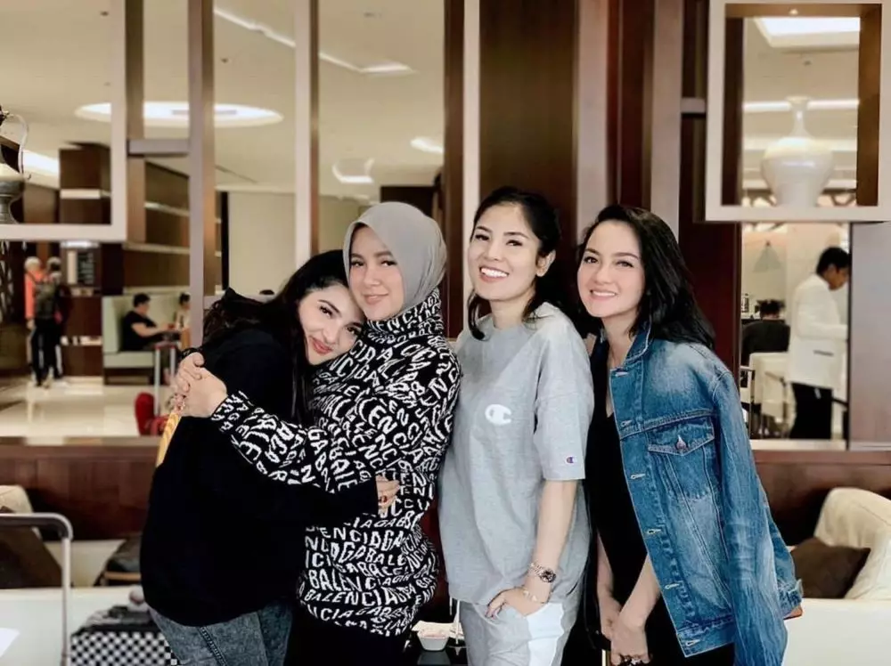 Potret persahabatan Olla Ramlan dan Nindy Ayunda dari berbagai sumber