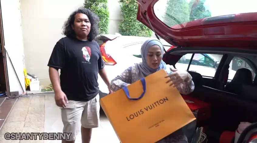 Penampakan mobil Marshel Widianto YouTube/Shanty Denny Penampakan mobil Marshel Widianto YouTube/Shanty Denny