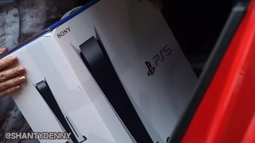 Penampakan mobil Marshel Widianto YouTube/Shanty Denny Penampakan mobil Marshel Widianto YouTube/Shanty Denny