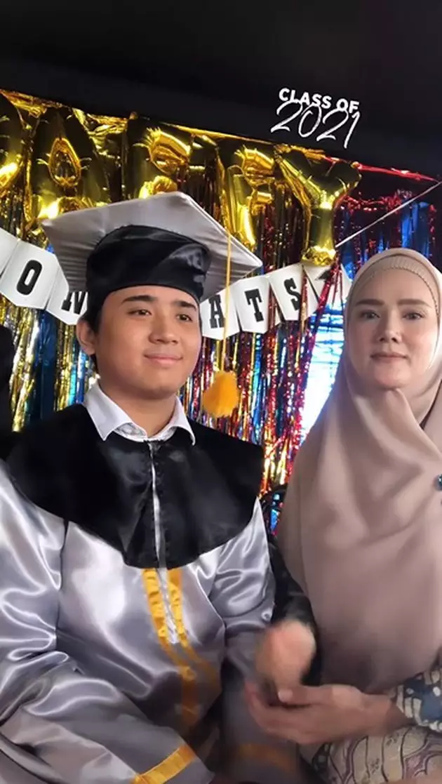 momen kelulusan anak Mulan © Instagram momen kelulusan anak Mulan © Instagram