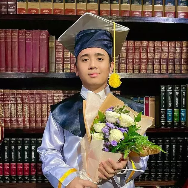 momen kelulusan anak Mulan © Instagram momen kelulusan anak Mulan © Instagram