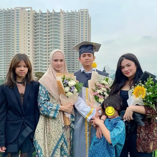 momen kelulusan anak Mulan © Instagram momen kelulusan anak Mulan © Instagram
