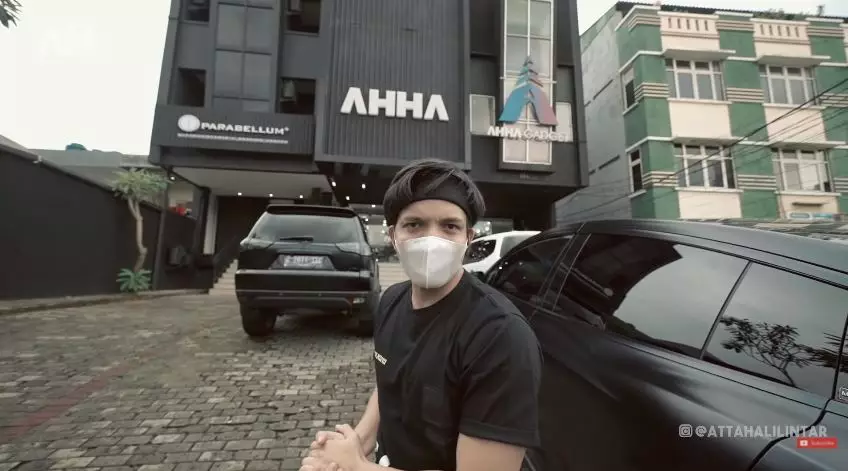 penampakan kantor atta halilintar © YouTube penampakan kantor atta halilintar © YouTube