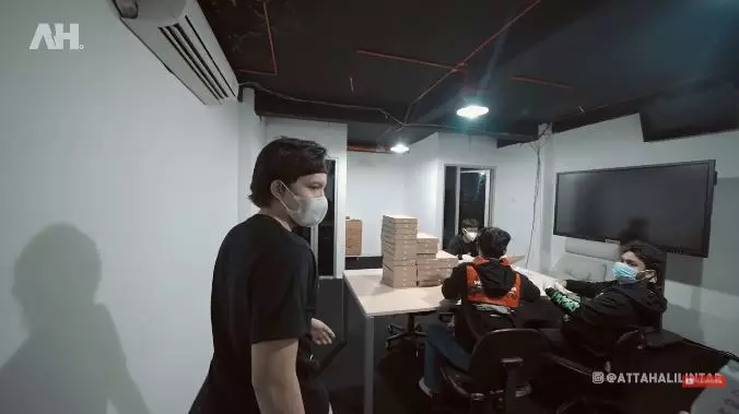 penampakan kantor atta halilintar © YouTube penampakan kantor atta halilintar © YouTube