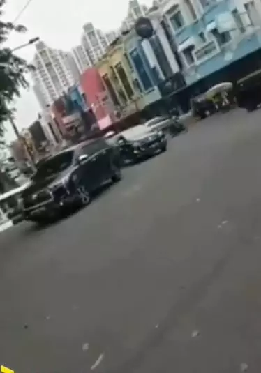 ambulans ditahan lewat © Instagram