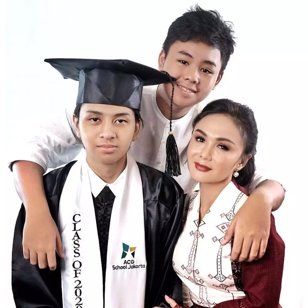 seleb temani wisuda online sang anak © berbagai sumber