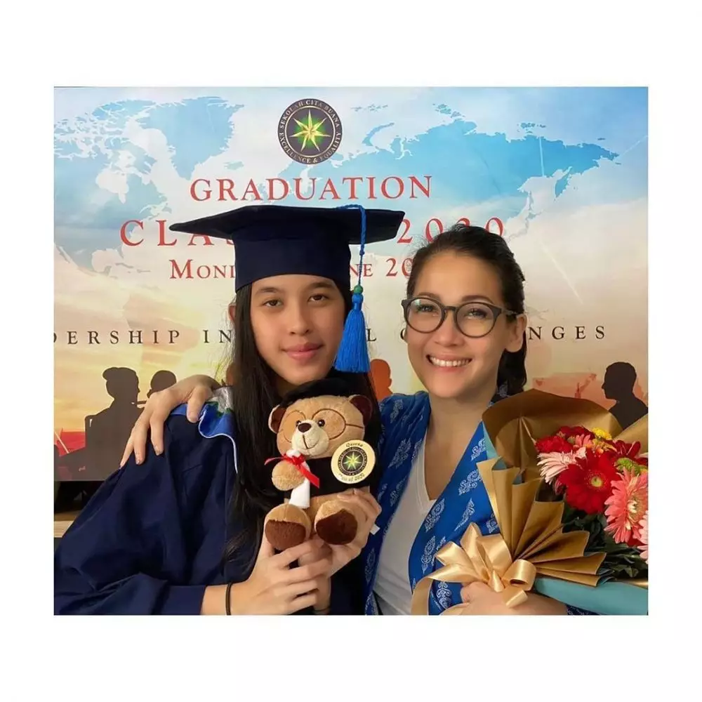 seleb temani wisuda online sang anak © berbagai sumber