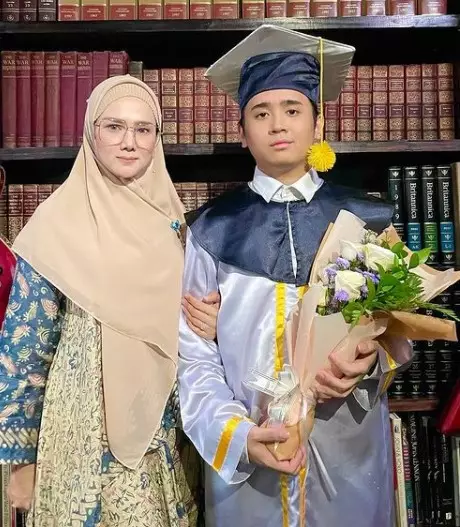 seleb temani wisuda online sang anak © berbagai sumber