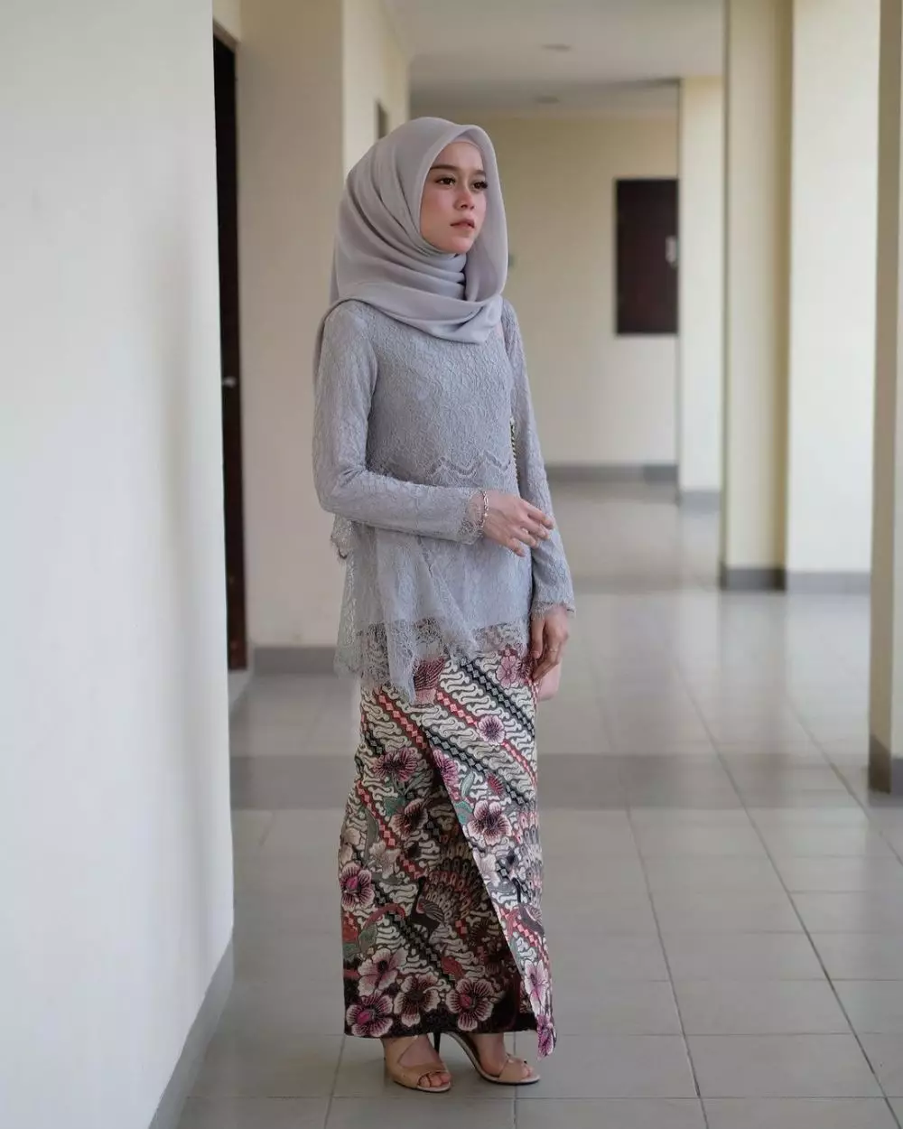 Ide outfit hijab ala Lesty Kejora Instagram/@lestykejora Ide outfit hijab ala Lesty Kejora Instagram/@lestykejora