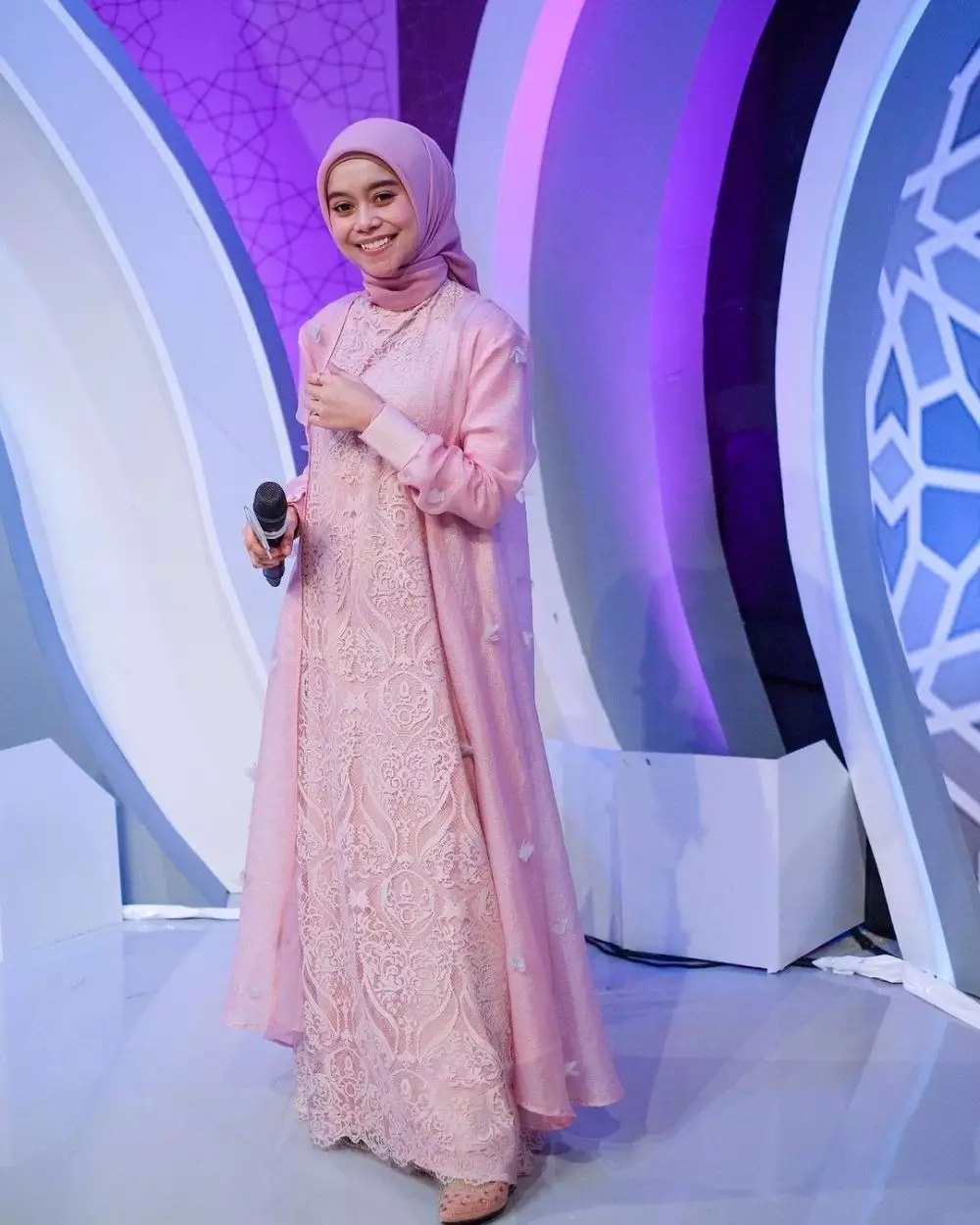 Ide outfit hijab ala Lesty Kejora Instagram/@lestykejora Ide outfit hijab ala Lesty Kejora Instagram/@lestykejora