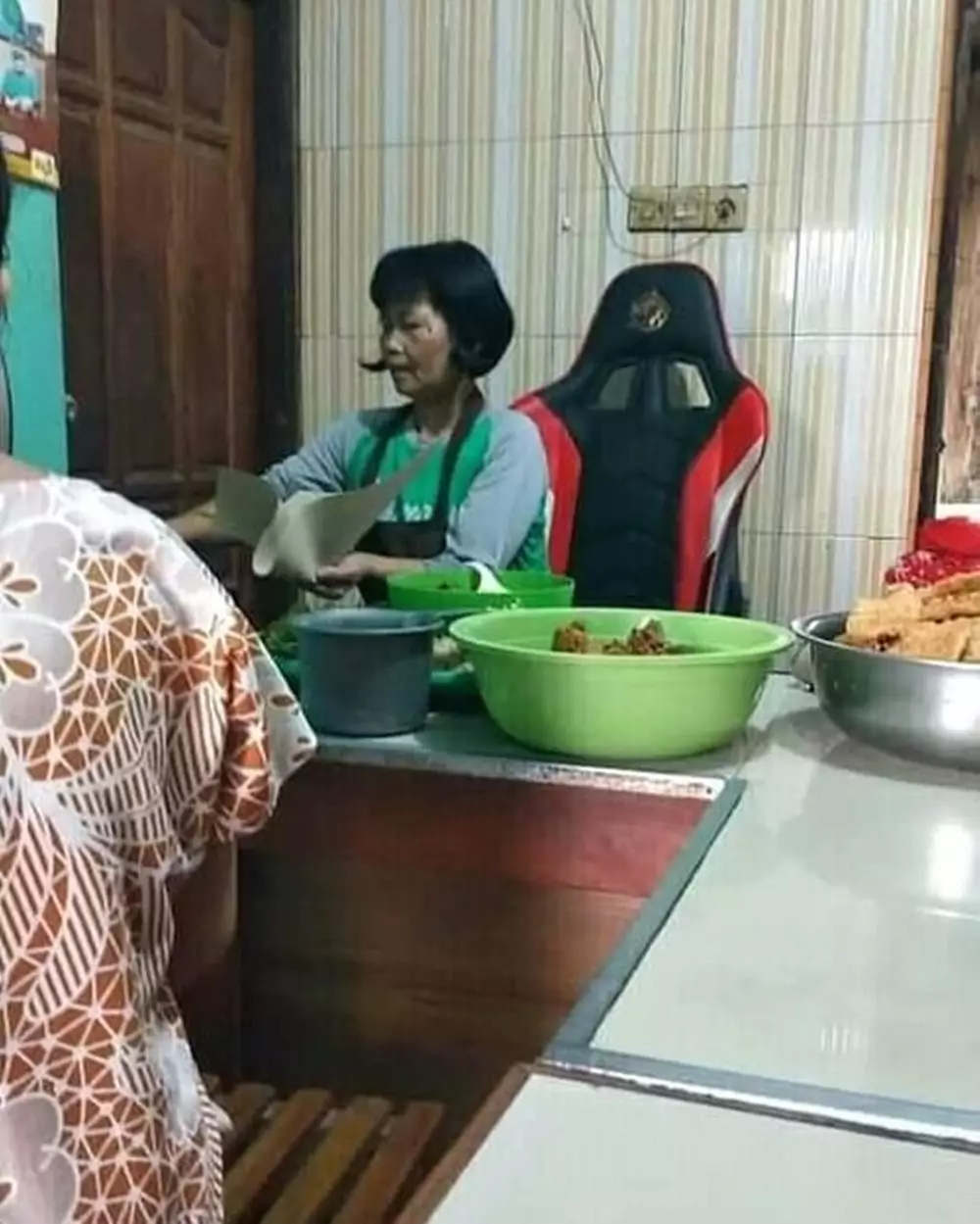 emak-emak lagi jualan © 2021 berbagai sumber emak-emak lagi jualan © 2021 berbagai sumber