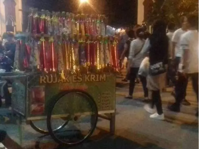 Potret lucu barang di gerobak © berbagai sumber