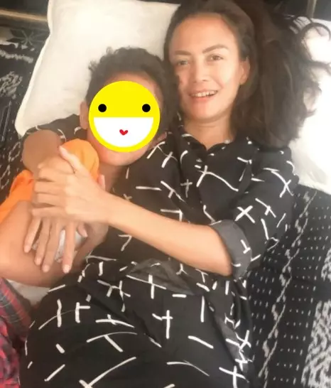 istri gitaris band saat momong anak © berbagai sumber