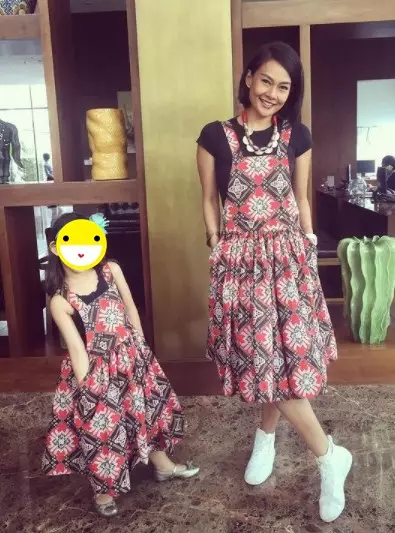 istri gitaris band saat momong anak © berbagai sumber