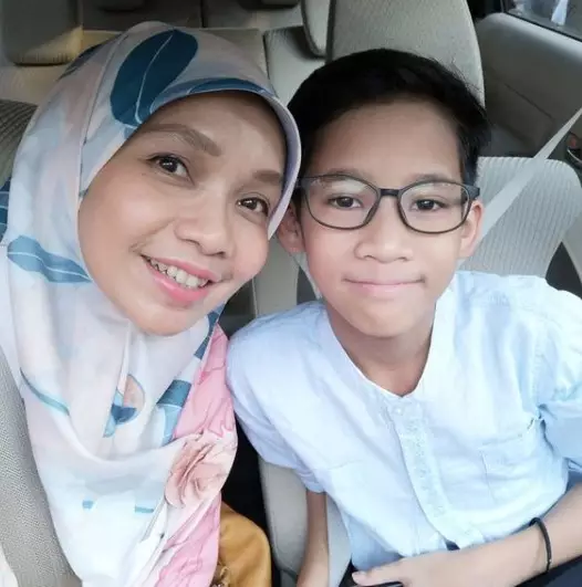 istri gitaris band saat momong anak © berbagai sumber