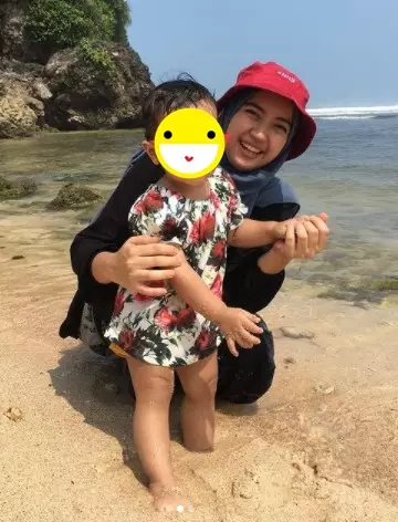 istri gitaris band saat momong anak © berbagai sumber