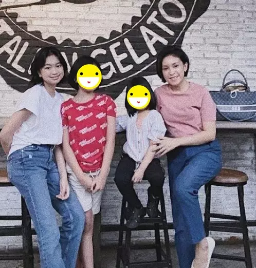 istri gitaris band saat momong anak © berbagai sumber