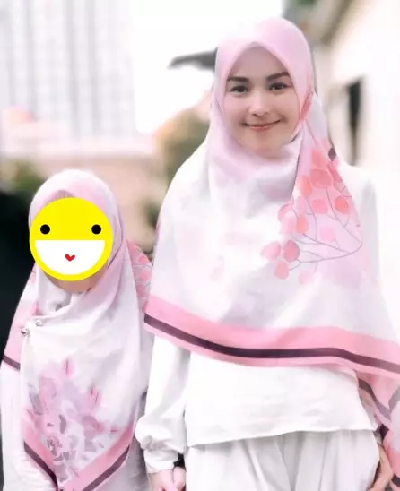 istri gitaris band saat momong anak © berbagai sumber