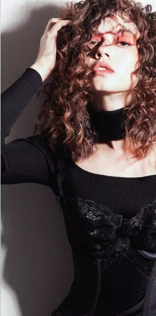 Yuki Kato rambut keriting © 2021 berbagai sumber