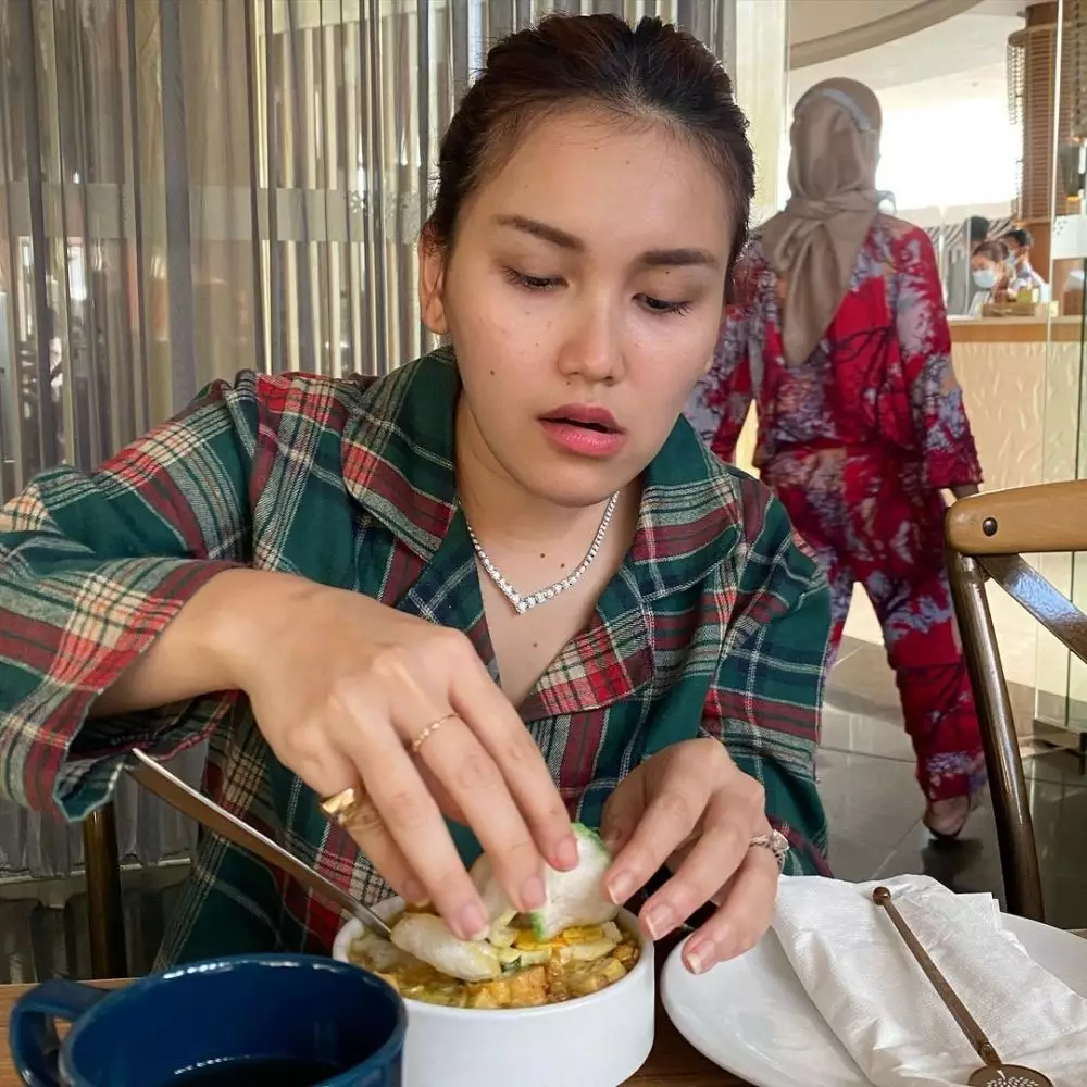 seleb pakai kalung sama © 2021 berbagai sumber