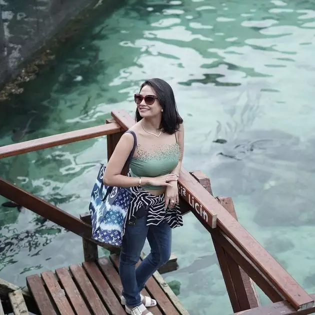 seleb pakai kalung sama © 2021 berbagai sumber