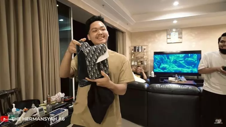 kado ultah Azriel © 2021 brilio.net kado ultah Azriel © 2021 brilio.net