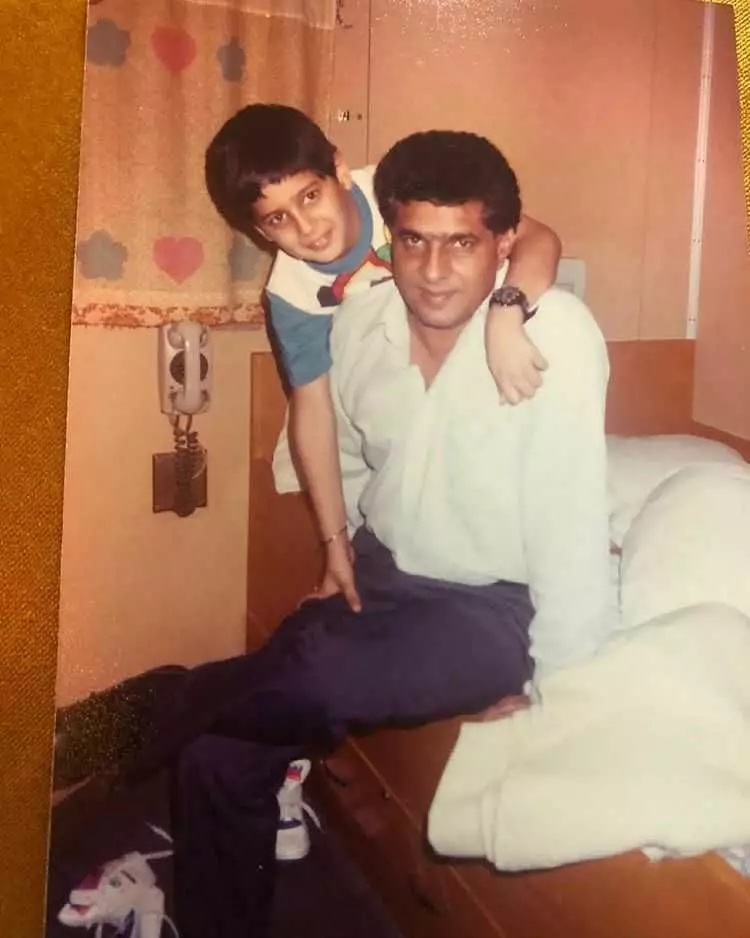 Potret masa kecil aktor Bollywood bareng ayah dari berbagai sumber