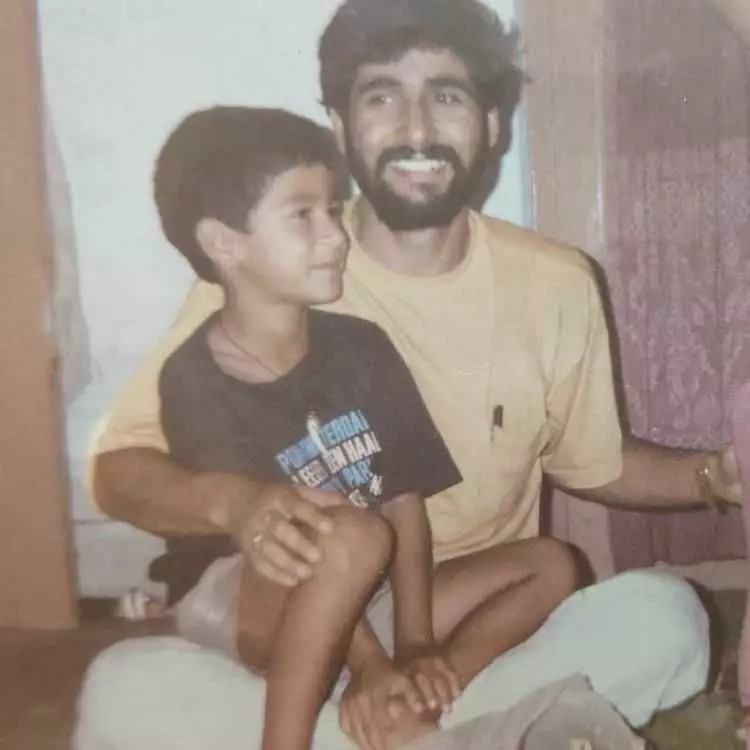 Potret masa kecil aktor Bollywood bareng ayah dari berbagai sumber