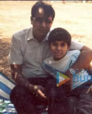 Potret masa kecil aktor Bollywood bareng ayah dari berbagai sumber
