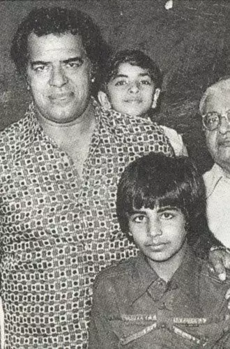 Potret masa kecil aktor Bollywood bareng ayah dari berbagai sumber