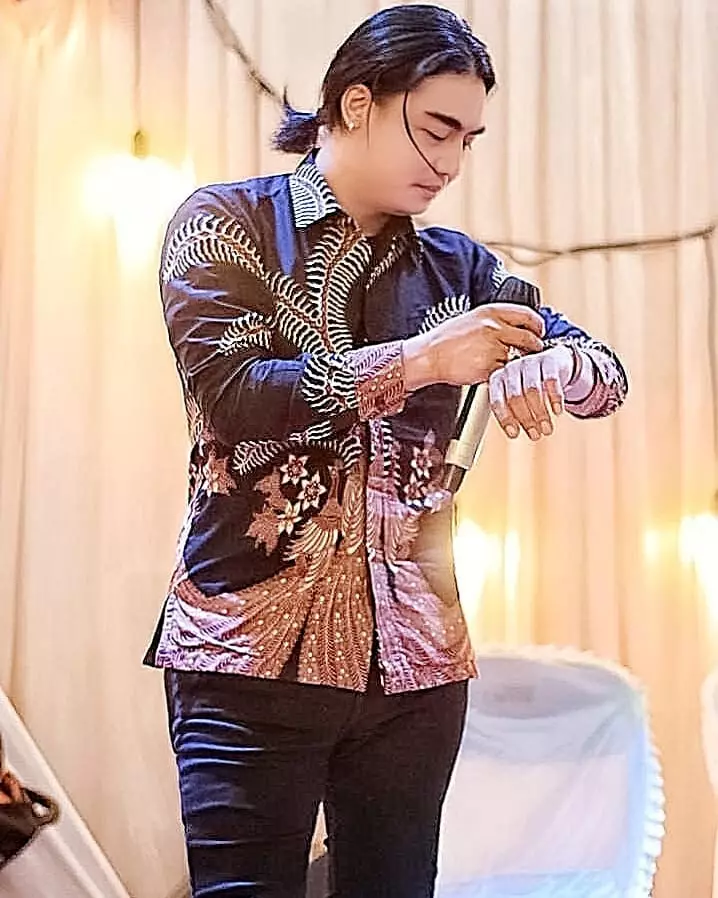 Transformasi gaya rambut Charly van Houten © 2021 brilio.net Transformasi gaya rambut Charly van Houten © 2021 brilio.net