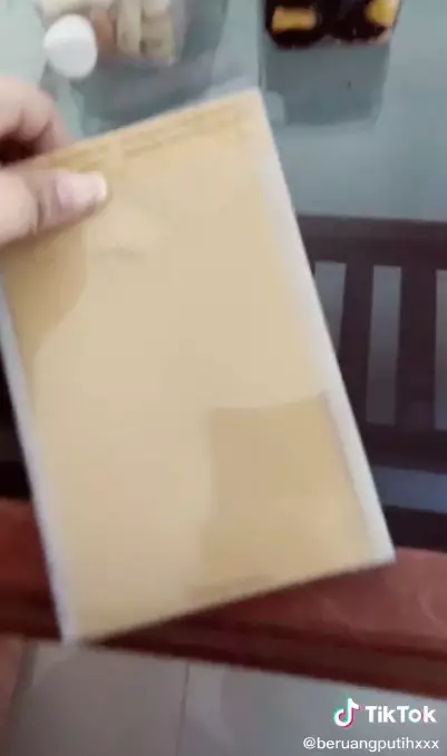 undangan ini cukup unik karena memiliki kaca pada bagian depannya © TikTok/@beruangputihxxx undangan ini cukup unik karena memiliki kaca pada bagian depannya © TikTok/@beruangputihxxx
