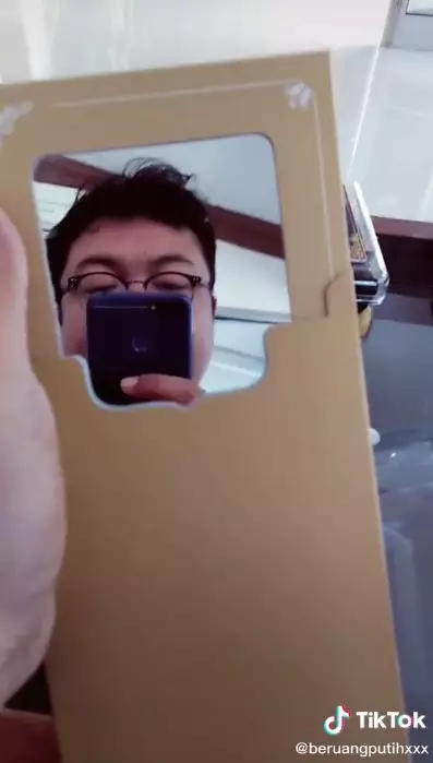undangan ini cukup unik karena memiliki kaca pada bagian depannya © TikTok/@beruangputihxxx undangan ini cukup unik karena memiliki kaca pada bagian depannya © TikTok/@beruangputihxxx