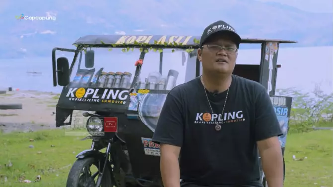 pria ini pilih jaulan kopi pakai becak di Indonesia © YouTube/CapCapung