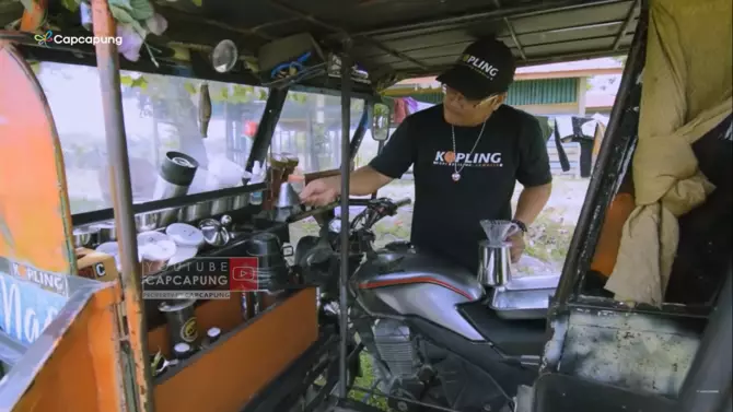 pria ini pilih jaulan kopi pakai becak di Indonesia © YouTube/CapCapung