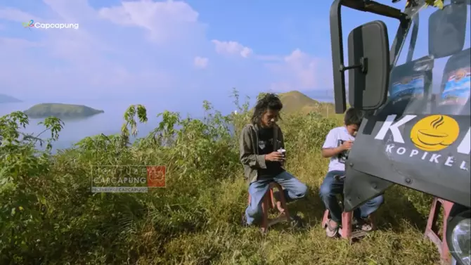 pria ini pilih jaulan kopi pakai becak di Indonesia © YouTube/CapCapung