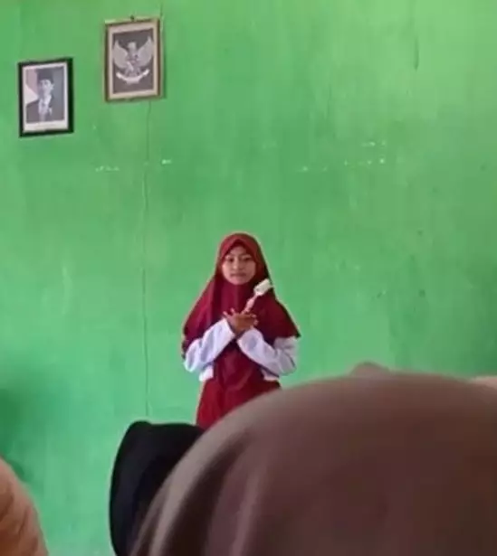 Viral video siswi berdiam diri saat teman beri bunga ibunya © TikTok/@raini.02 Viral video siswi berdiam diri saat teman beri bunga ibunya © TikTok/@raini.02