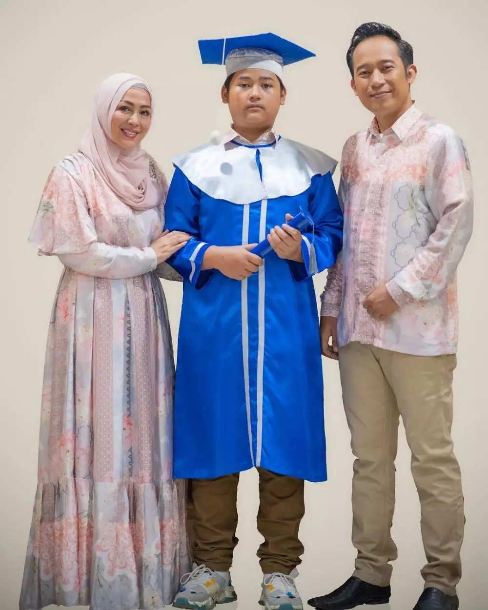 gaya seleb dampingi anak wisuda SMP © 2021 brilio.net