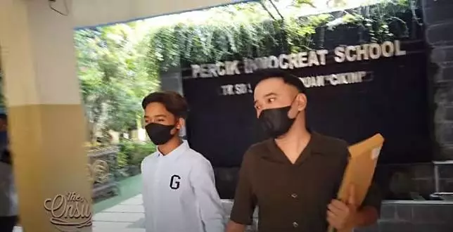 gaya seleb dampingi anak wisuda SMP © 2021 brilio.net