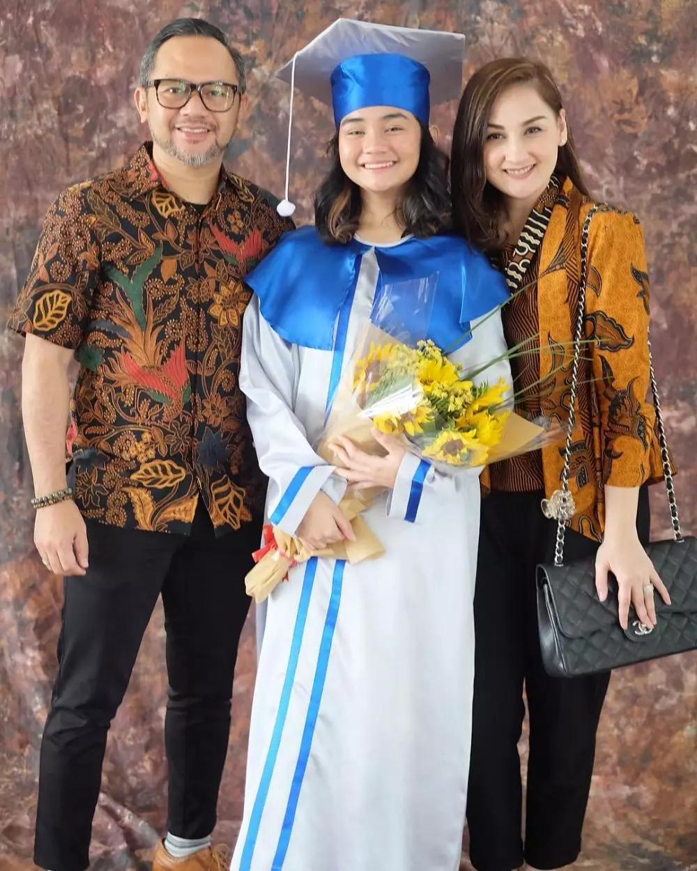 gaya seleb dampingi anak wisuda SMP © 2021 brilio.net