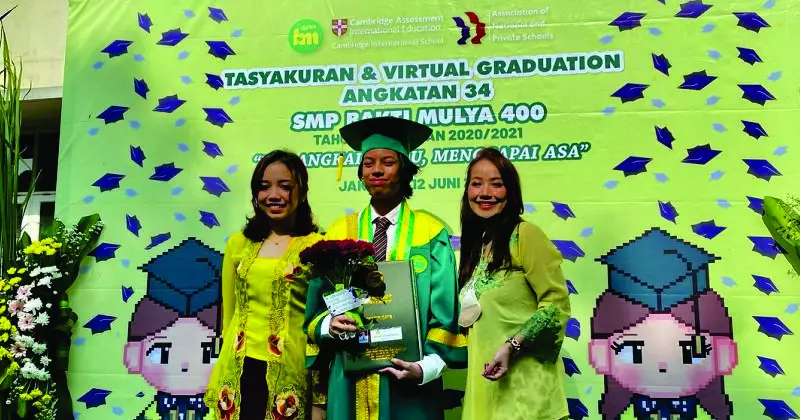 gaya seleb dampingi anak wisuda SMP © 2021 brilio.net