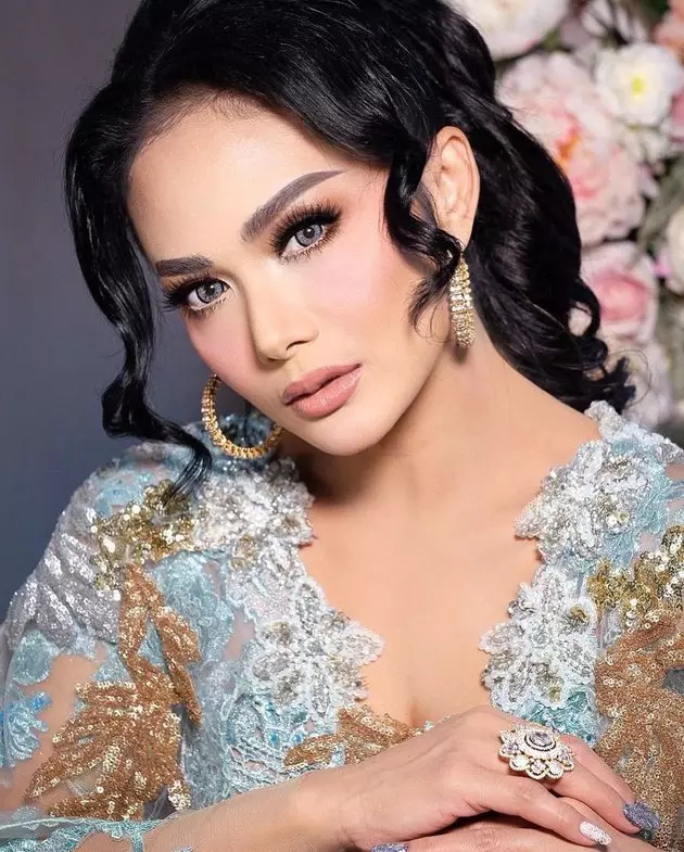 Gaya pemotretan penyanyi wanita dengan makeup tebal dari berbagai sumber