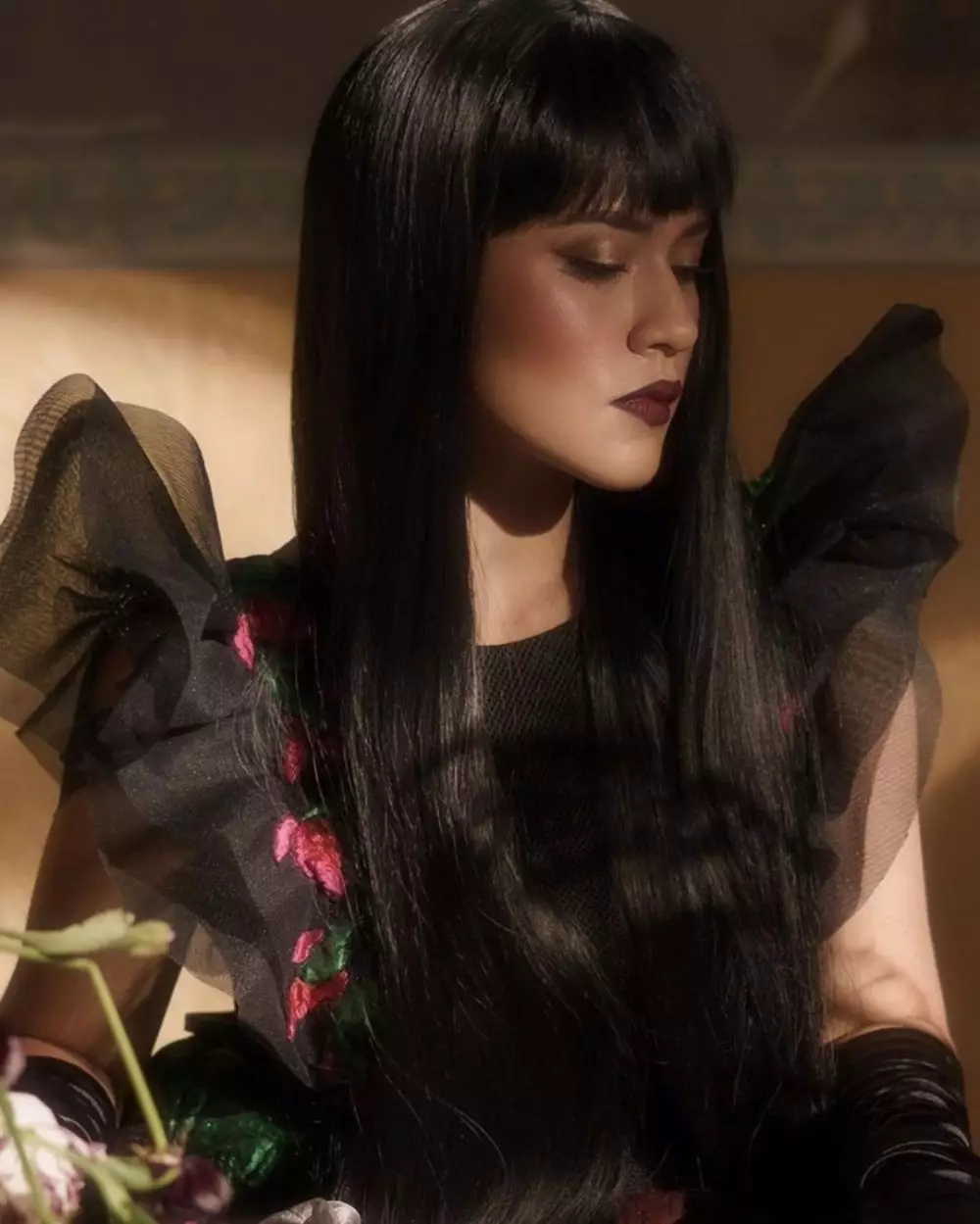 Gaya pemotretan penyanyi wanita dengan makeup tebal dari berbagai sumber