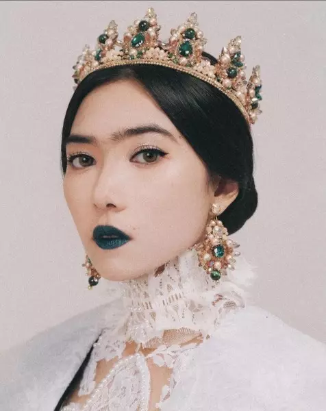 Gaya pemotretan penyanyi wanita dengan makeup tebal dari berbagai sumber