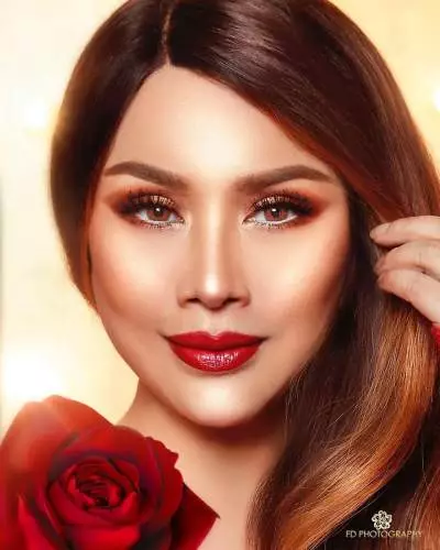 Gaya pemotretan penyanyi wanita dengan makeup tebal dari berbagai sumber