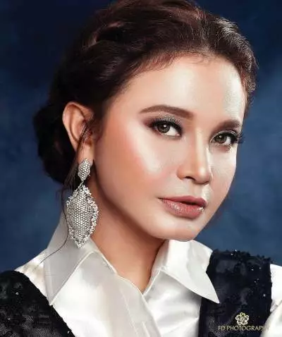 Gaya pemotretan penyanyi wanita dengan makeup tebal dari berbagai sumber