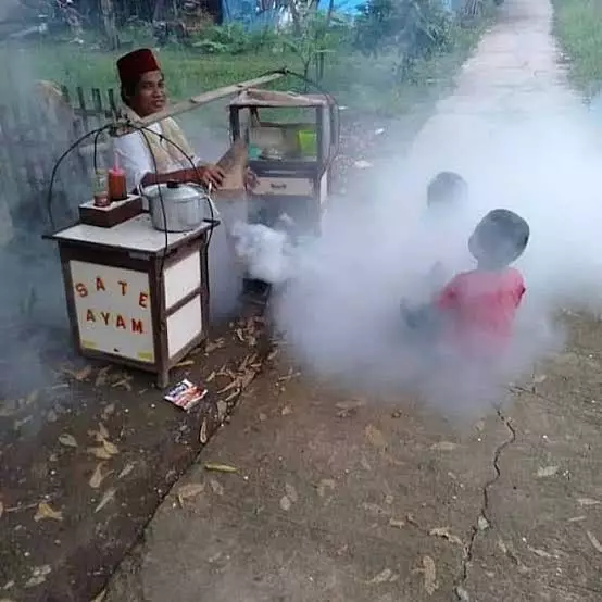 penjual sajikan makanan © 2021 berbagai sumber