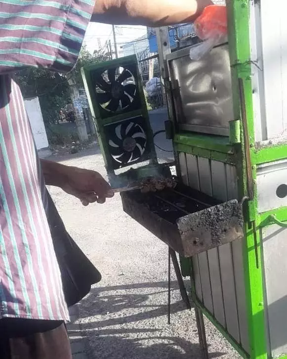 penjual sajikan makanan © 2021 berbagai sumber