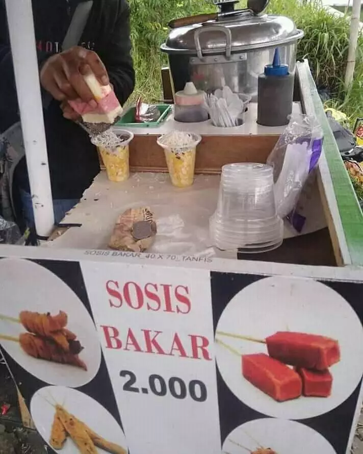 penjual sajikan makanan © 2021 berbagai sumber